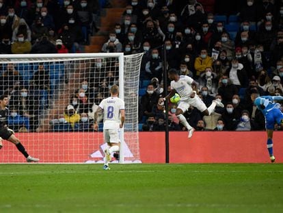 Radamel Falcao, en el momento de anotar su gol en el Santiago Bernabéu contra el Real Madrid, el fin de semana pasado.