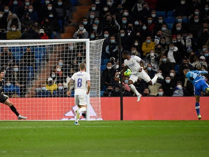 Radamel Falcao, en el momento de anotar su gol en el Santiago Bernabéu contra el Real Madrid, el fin de semana pasado.