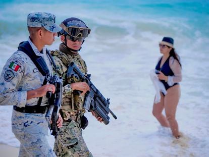 Dos soldados, de patrulla el miércoles en las playas de Cancún (México).