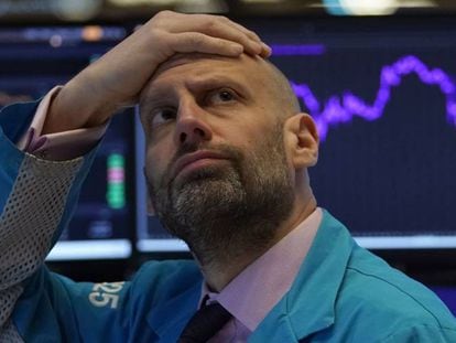Meric Greenbaum, administrador de mercado, mira las pantallas de valores minutos antes de la apertura de la sesión en EE UU, donde Wall Street se desplomó un 7% en la apertura.