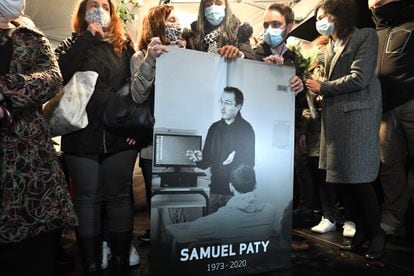 Familiares y colegas de Samuel Paty muestran una imagen del asesinado durante una marcha en octubre de 2020 en Conflans-Sainte-Honorine.