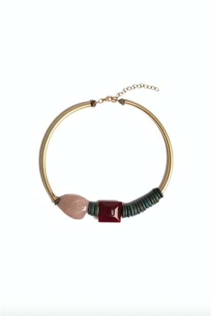 Collar dorado de piedras (15,99 €), de Amichi.