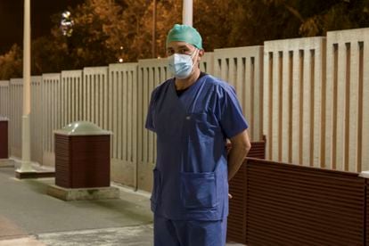 José Amorós Arañó, anestesista de un hospital privado de Alicante, aún no ha recibido la vacuna de la covid.