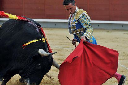 Diego Urdiales, ante uno de los toros de su lote en Albacete.