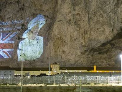 La ladera del Peñón con la proyección de la imagen de la reina Isabel II.