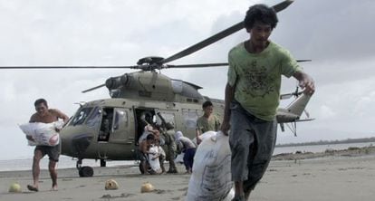 Reparto de ayuda a supervivientes en Capiz (centro de Filipinas).