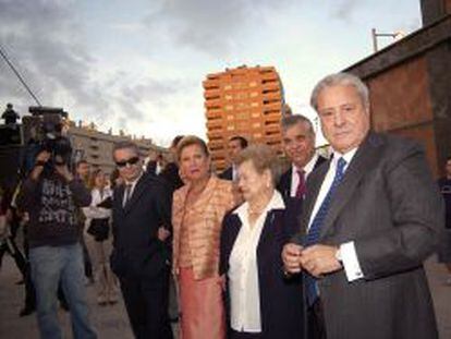 Francisco Hernando, con su madre y su esposa, en la inauguraci&oacute;n del complejo de Sese&ntilde;a, en 2007. 