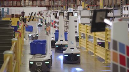 Robots automatizados de Locus Robotics en haciendo trabajos de logística