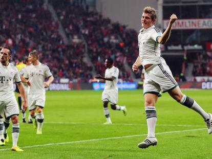 Kroos celebra el tanto del Bayern.