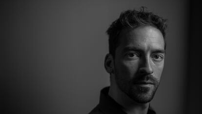 El actor Andreas Muñoz fotografiado en el restaurante El Imparcial, de Madrid, para ICON.