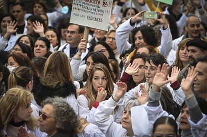 Concentración de médicos, el lunes ante la sede de la Gerencia de Atención Primaria, en Madrid.