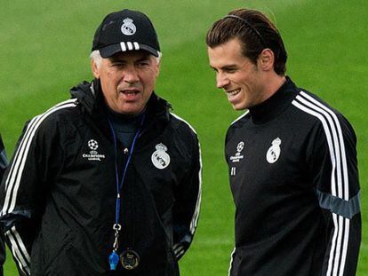 Ancelotti junto a Bale en el entrenamiento de hoy