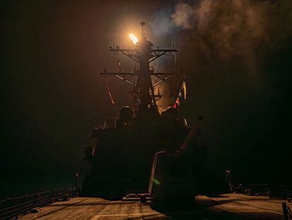 Lanzamiento de un misil hacia posiciones hutíes desde un buque de guerra estadounidense esta madrugada, en una imagen distribuida por el Ejército estadounidense.