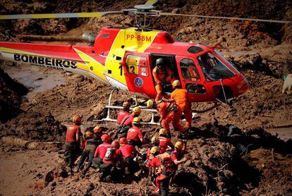 Los bomberos, durante el rescate de una víctima en Brumadinho.