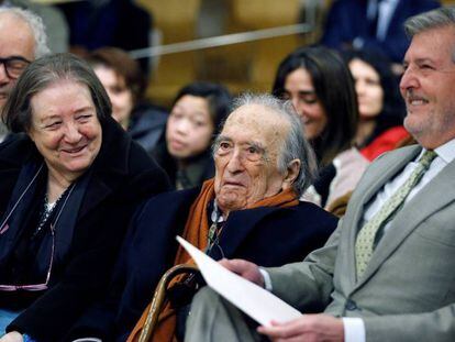 Ferlosio junto a su pareja, Demetria Chamorro, y el ministro &Iacute;&ntilde;igo M&eacute;ndez de Vigo, durante su homenaje.