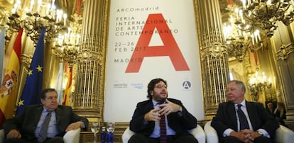 El ministro de Cultura argentino, Pablo Avelluto, en el centro de la imagen, junto al el presidente ejecutivo de IFEMA, Clemente González, a laderecha, y el embajador argentino en España, Federico Ramón Puerta, a la izquierda, durante la presentación de la XXXVI edición de la feria de arte contemporáneo Arco Madrid, que se abrirá el 22 de febrero con Argentina como país invitado y la participación de 200 galerías.