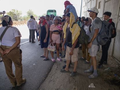 Una caravana de migrantes camina sobre una carretera de Tapachula, en el Estado de Chiapas (México). El  24 de marzo de 2024.