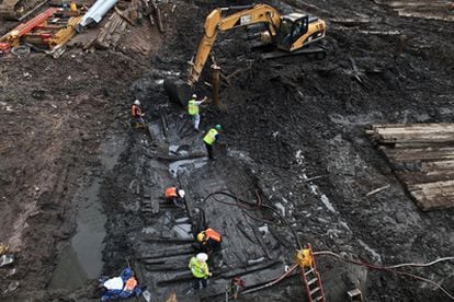 Trabajos de excavación en la zona donde se ha localizado restos de un barco del siglo XVIII en la zona cero de Nueva York.