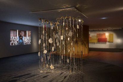 La fundación Thyssen-Bornemisza Art Contemporary (TBA21) presenta 'Avanzar con paso leve. st_age expandido', una exposición, coorganizada con el museo, en cuyas salas se puede ver desde este martes hasta el 13 de diciembre.