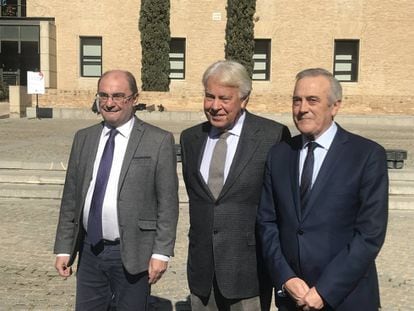 El presidente de Aragón, Javier Lambán, el expresidente Felipe González y el presidente de las Cortes, Javier Sada, este jueves en Zaragoza.