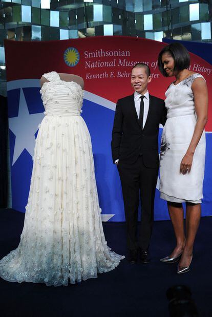 Michelle Obama con Jason Wu, autor del traje del baile presidencial.