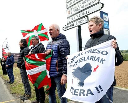 Simpatizantes de la izquierda 'abertzale' piden la amnistía para los presos de ETA frente a Villa Arnaga de Cambo (Francia), en 2018.