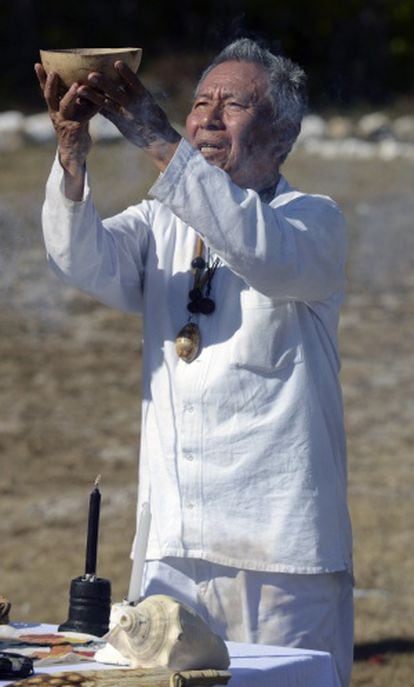 Un sacerdote maya ofrece agua a los dioses en un pueblo de Yucatán.