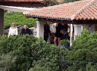 Berlusconi, en su villa de Cerdeña con varias mujeres.
