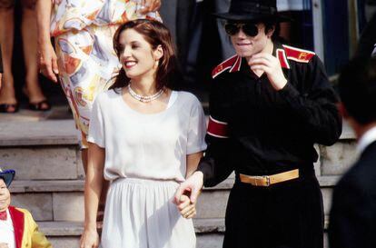 Michael Jackson y su entonces mujer, Lisa Marie Presley, en Budapest