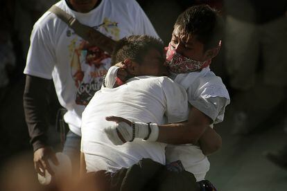 Dos jóvenes se abrazan durante uno de los enfrentamientos.
