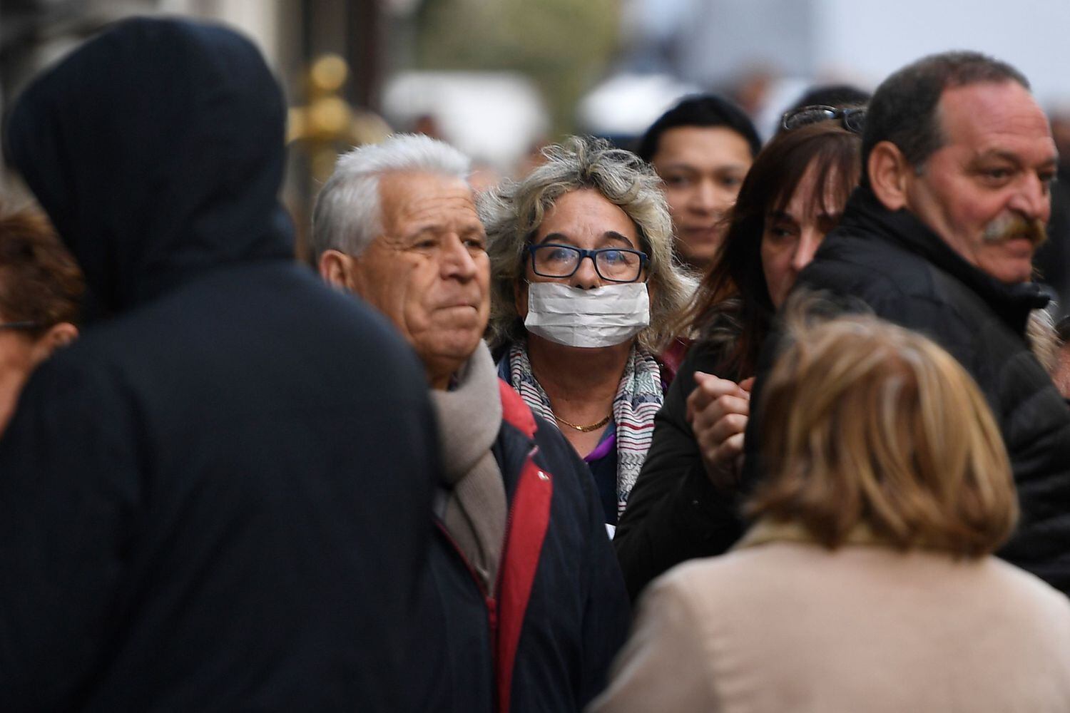 Una persona pasea con una mascarilla por Madrid.