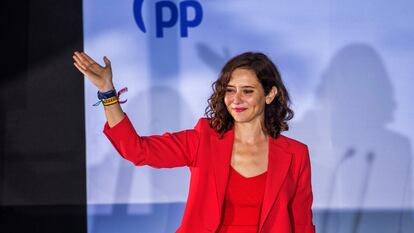 Ayuso celebra la victoria del partido en la sede nacional del PP en la noche electoral.