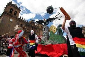 Una de las celebraciones del nuevo año andina en la Plaza de Armas de Cuzco (Perú).