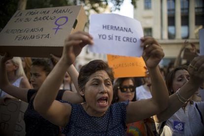 Concentración en Sevilla en protesta por la libertad condicional a los miembros de La Manada, el 22 de junio de 2018.