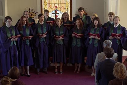 Elizabeth Olsen, en el papel de Candy Montgomery, cantando en el coro de su parroquia metodista, en un fotograma de 'Love and Death'.