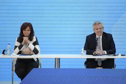 El presidente de Argentina, Alberto Fernández, y la vicepresidenta, Cristina Fernández de Kirchner, durante el anuncio de la reestructuración de la deuda externa, el 31 de agosto en Buenos Aires