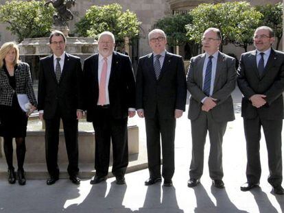 Artur Mas, en el centro, acompa&ntilde;ado de la vicepresidenta Joana Ortega y los presidentes de las cuatro diputaciones.