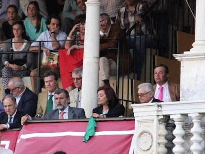 La presidenta Anabel Moreno muestra el pañuelo verde una tarde de toros en La Maestranza de Sevilla.