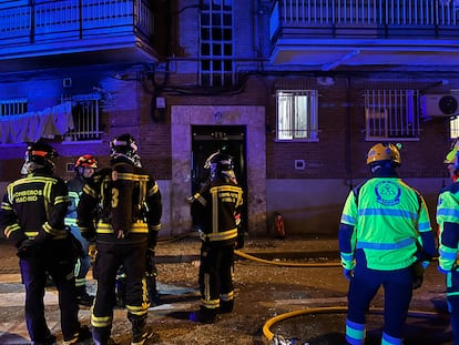 Efectivos de los bomberos y del Samur, durante la extinción del incendio que ha afectado a una vivienda en Usera.