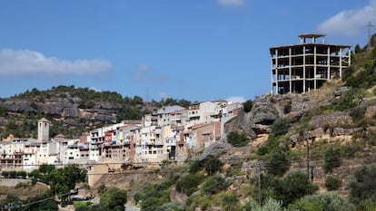 Vista de la Bisbal de Falset amb l'hotel abandonat a la dreta.