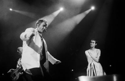 En una actuación con el cantante Peter Gabriel en Milwaukee, Wisconsin, el 3 de septiembre de 1993. 