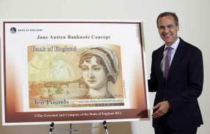 El gobernador del Banco de Inglaterra, Mark Carney, posa junto al diseño del nuevo billete de diez libras, que muestra el rostro de la novelista británica Jane Austen, durante la presentación del mismo, en el Museo Jane Austen, en Chawton, Reino Unido, 24 de julio de 2013.
