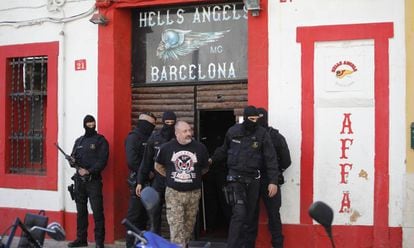 Los Mossos sacan a un detenido del local de los Ángeles del Infierno, este martes.