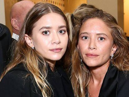 Mary Kate Olsen y, a la derecha, Ashley Olsen.