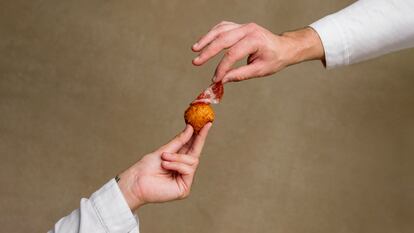 Croqueta a base de leche fresca de ovejas y jamón Joselito, sobre una base de palomitas de tocinillo y una lámina de coppa Joselito, creación de los chefs Javier Sanz y Juan Sahuquillo, elegida como Mejor croqueta del mundo 2021 y que se sirve en el restaurante Cañitas Maite.