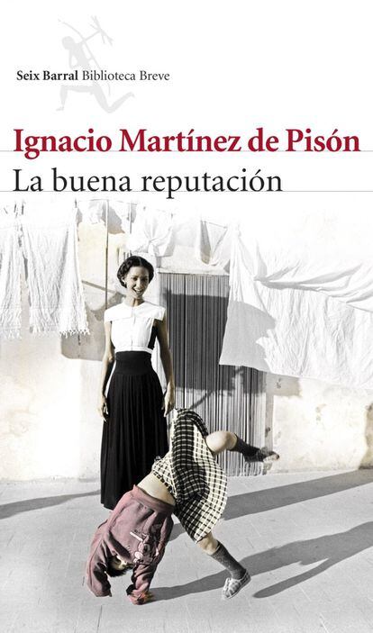 En su lugar podrían aparecer El tiempo de las mujeres, Carreteras secundarias o Dientes de leche: Martínez de Pisón, como buen admirador de Natalia Ginzburg o Anne Tyler, es un novelista de familias. Zaragoza, Melilla o Barcelona son el paisaje en el que los dramas íntimos convergen con la historia.