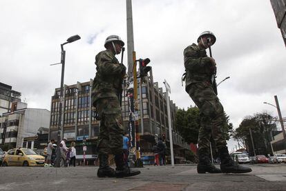 Dos soldados en las calles de Bogotá durante la jornada electoral.