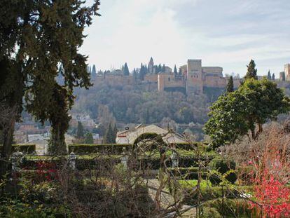 Vistas a la Alhambra desde el jard&iacute;n del Carmen de la Victoria, en Granada.