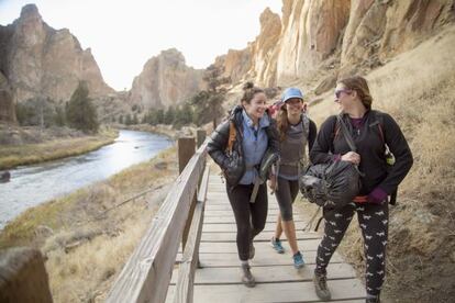 Tres jóvenes caminan en una excursión por el parque Smith Rock, en Oregón (EE UU).