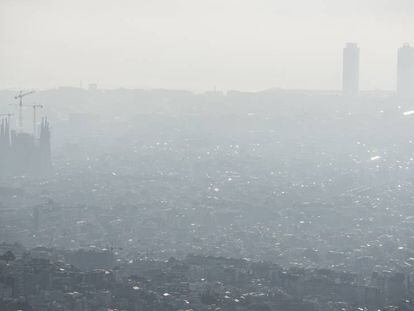 Barcelona, bajo la contaminación, vista desde el Tibidabo.